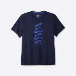 BROOKS Men’s Distance Graphic Short Sleeve (429 - Navy/ Bluetiful Run Wave)